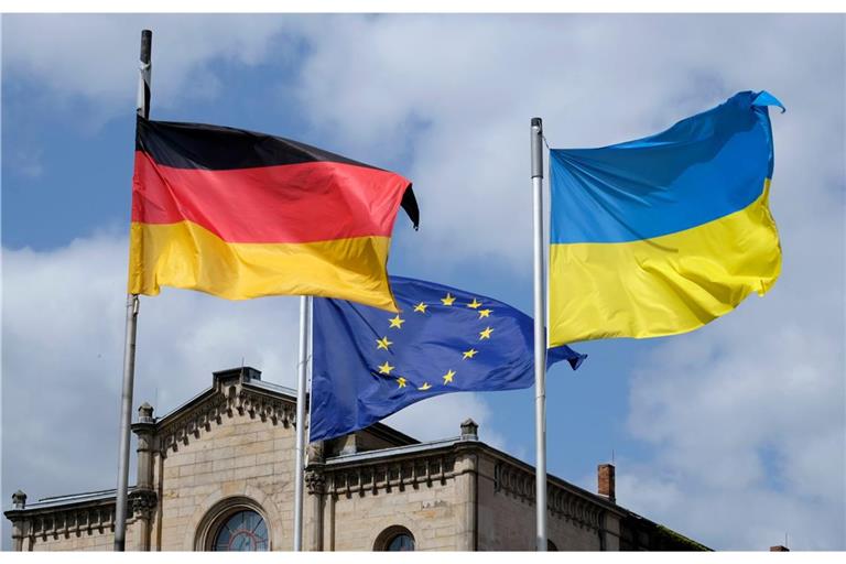 Vor vielen öffentlichen Gebäuden wehen heute Flaggen – teils auch zusätzliche. Welcher Anlass am 23. Februar 2026 dahintersteckt und was die Beflaggung offiziell bedeutet.