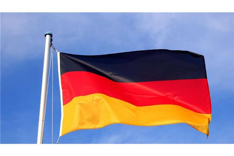 Vor vielen öffentlichen Gebäuden weht heute die Deutschland-Flagge.