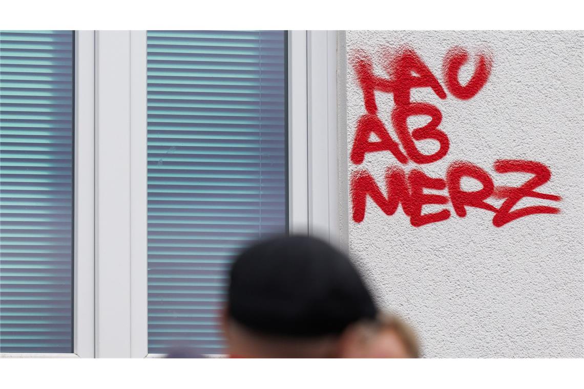 CDU-Geschäftsstellen in Dortmund und Lünen beschmiert Vor wenigen Tagen gab es bereits Schmähungen gegen die Union und ihren Kanzlerkandidaten Friedrich Merz an einer Hallenfassade im Sauerland