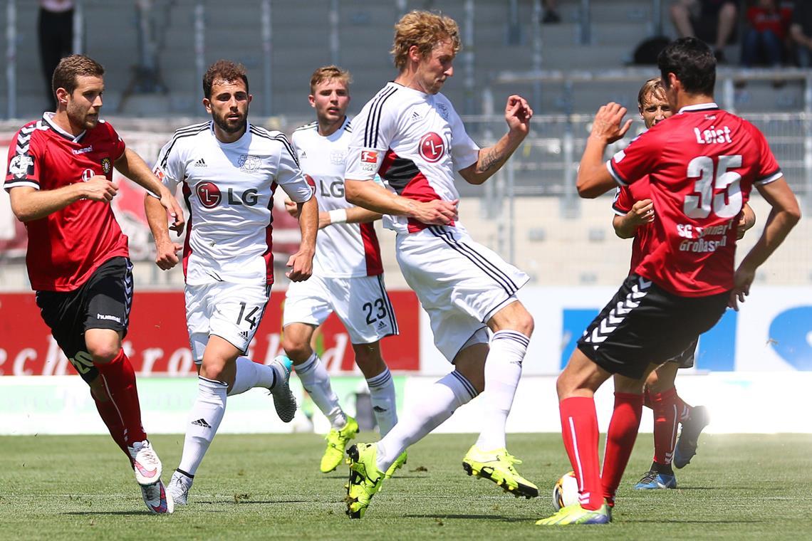 SG Sonnenhof Großaspach fordert den deutschen Vizemeister Vor zehn Jahren leisteten die SG und Michele Rizzi (links) sowie Julian Leist dem Erstligisten Leverkusen erfolgreich Widerstand. 1:0 siegte Großaspach damals im Testspiel über Admir Mehmedi (Zweiter von links), Christoph Kramer (Mitte) und Stefan Kießling. Archivfoto: Alexander Becher