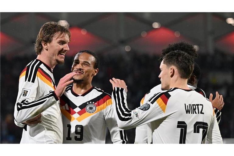 Vorbereiter Sané und Torjäger Woltemade können nach dem mühsamen Sieg in Luxemburg jubeln.