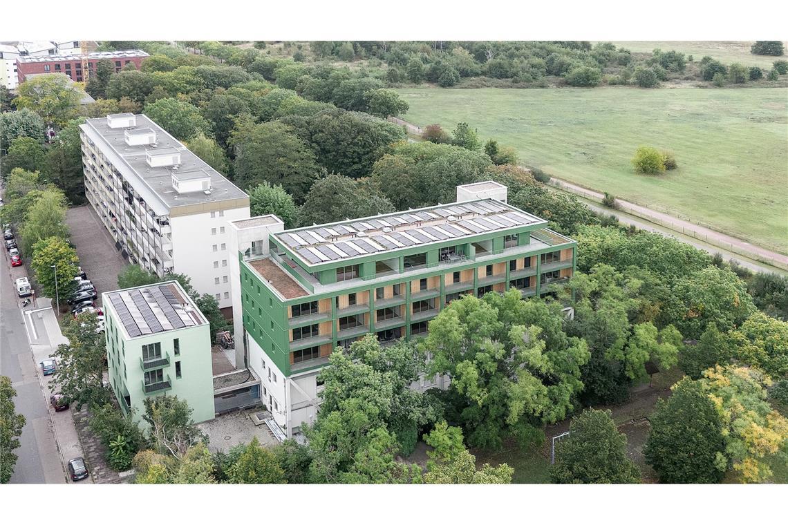 Berliner Top-Büro holt Deutschen Architekturpreis. Wie schneidet Stuttgart ab? Vorbildliche Nachverdichtung in der Stadt Karlsruhe Am Rand des Naturschutzgebiets Alter Flugplatz. Dort realisierten Drescher Michalski Architekten mit NordGrün „ein bemerkenswertes Beispiel ressourcenschonender Nachverdichtung“, so die Jury. Auf zwei ehemaligen Telekomgebäuden entstanden durch Aufstockung insgesamt 26 neue Wohneinheiten ohne zusätzliche Bodenversiegelung. Und . . .