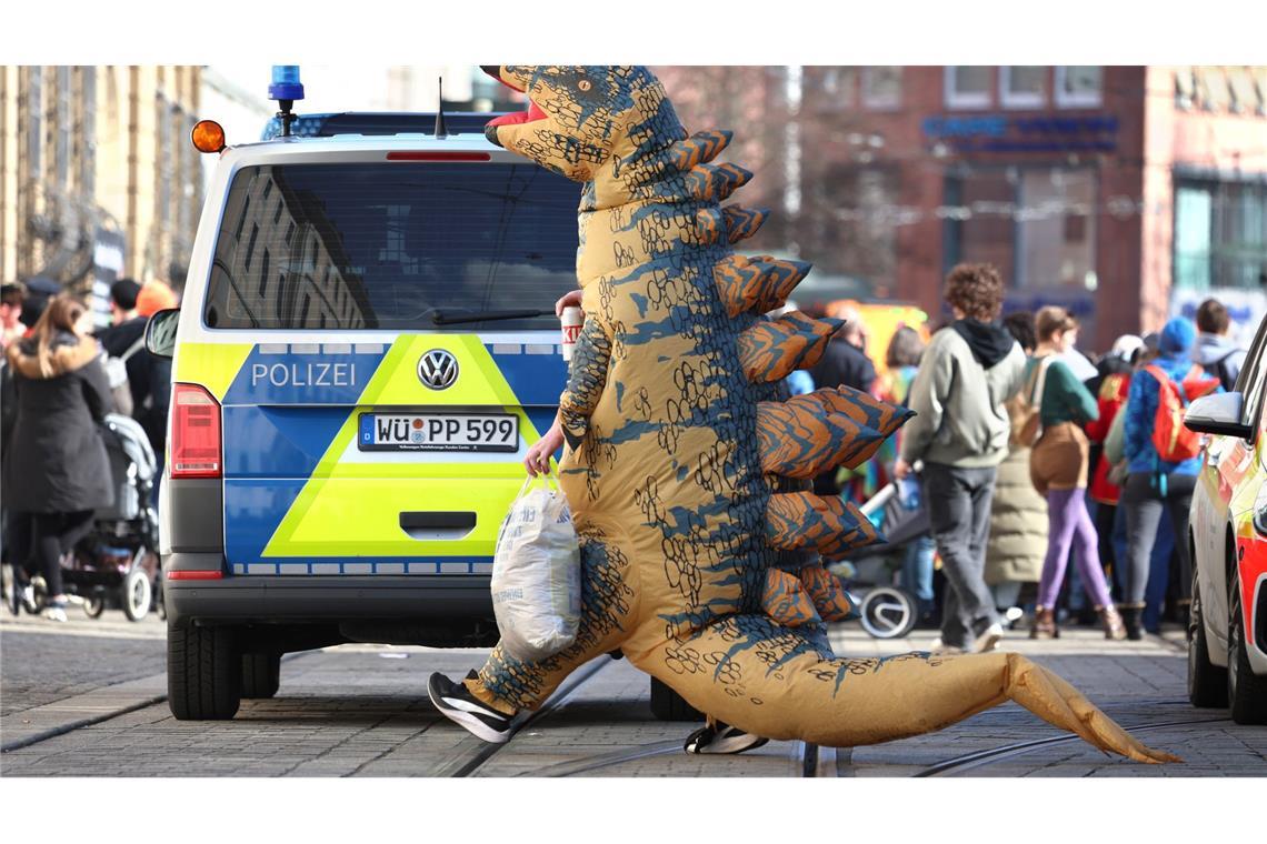 Bilder des Tages Vorfahrt für Dinos - jedenfalls beim Faschingszug in Würzburg.
