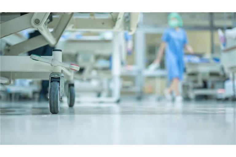 Vorfall im Klinikum Friedrichshafen: Ein Patient soll am Mittwochnachmittag im psychischen Ausnahmezustand einen Mitpatienten angegriffen haben.