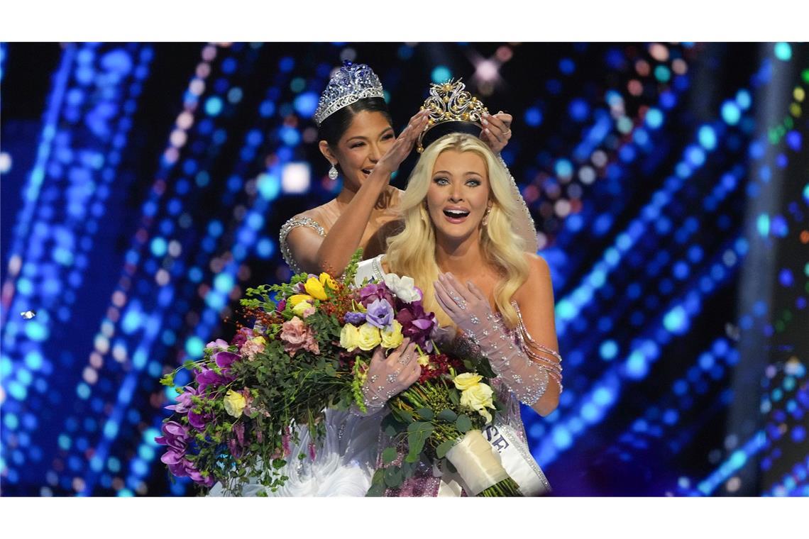 Dänin Victoria Kjær Theilvig zur neuen Miss Universe gekürt Vorgängerin Sheynnis Palacios setzt der neuen Miss Universe, Victoria Kjær Theilvig, die Tiara auf.