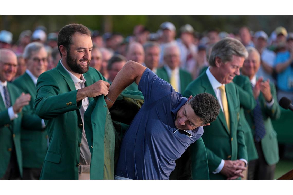 Tränen und Glückwünsche: McIlroy vollendet Golf-Grand-Slam Vorjahressieger Scottie Scheffler streifte McIlroy das grüne Jackett über.