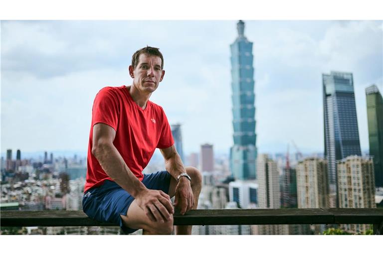 Vorm höchsten Wolkenkratzer Taiwans: Der Freeclimber Alex Honnold benutzt bei seiner waghalsigen Aktion keine Seile.