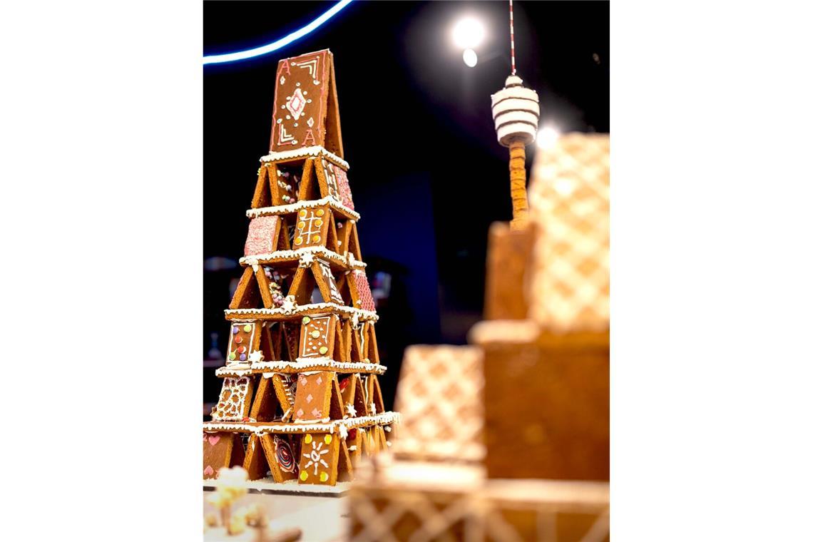 Stuttgarter Architekten backen ihre Stadt Vorne ein Kartenhaus aus Lebkuchen von Hermann + Bosch Architekten, dahinter der Stuttgarter Fernsehturm von Koppenhöfer aus Lebkuchen.