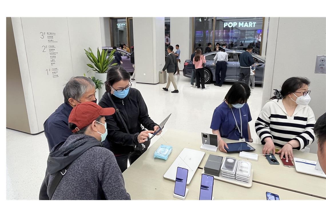 Im Wettlauf um autonomes Fahren gilt für Mercedes „Sicherheit vor Tempo“ Vorne gibt es Handys, hinten Autos: In Shanghais zentraler Nanjing Road betreibt Huawei einen Flagship Store.