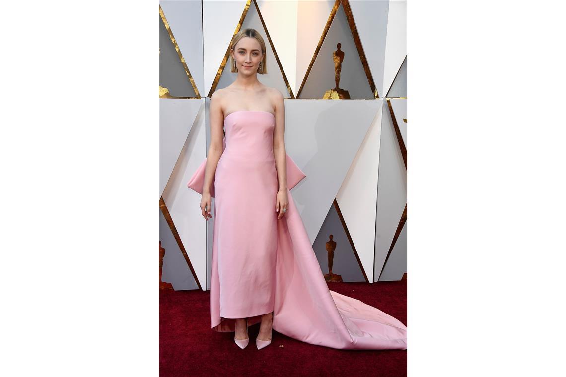 Die schönsten Oscar-Kleider aller Zeiten Vorne schlicht, hinten mit opulenter Schleppe: Saoirse Ronan punktete 2018 in Calvin Klein und ließ das Kleid dank Minimal-Make-up für sich sprechen.