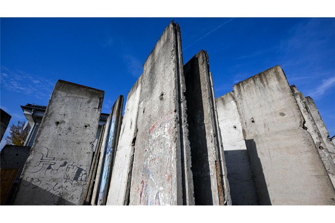 Die Mauer als Souvenir: Das Geschäft mit den Steinbrocken Vorrat genug: Auf dem Hof der Brüder Sacha stehen noch mehrere Mauerteile.