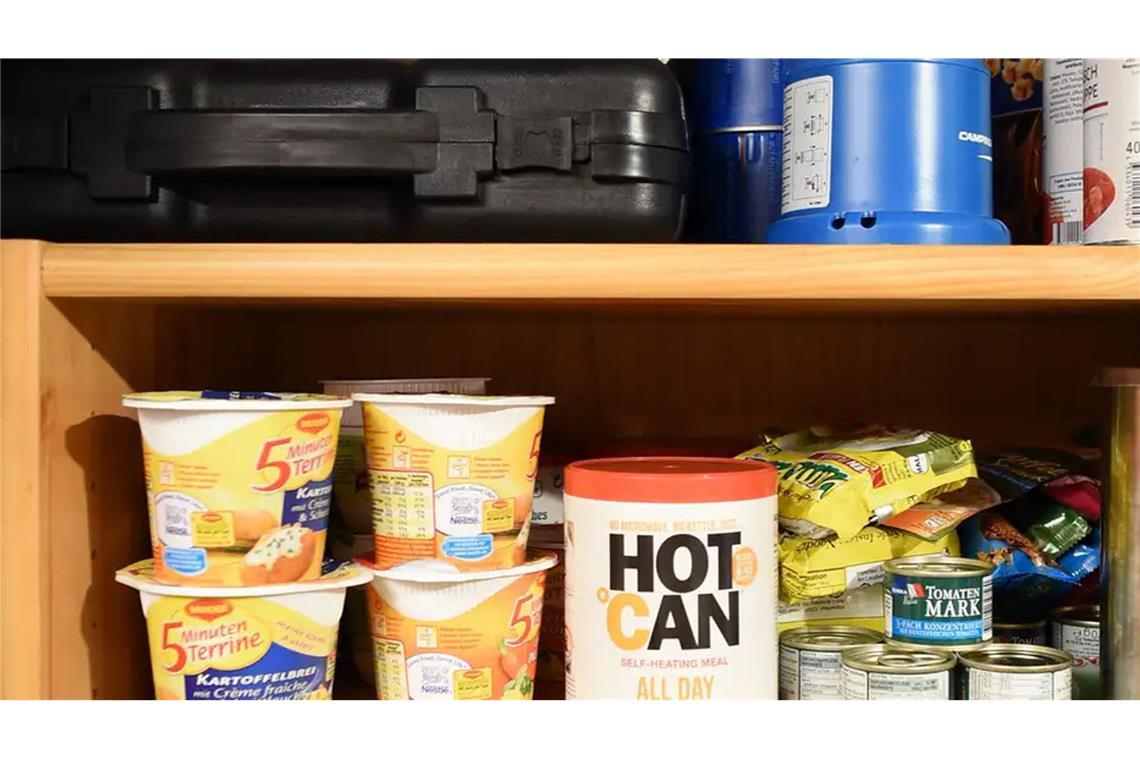 „Bereiten Sie sich auf Notlagen vor!“ Vorratsregal eines Preppers, der sich auf jedwede Katastrophe vorbereitet.