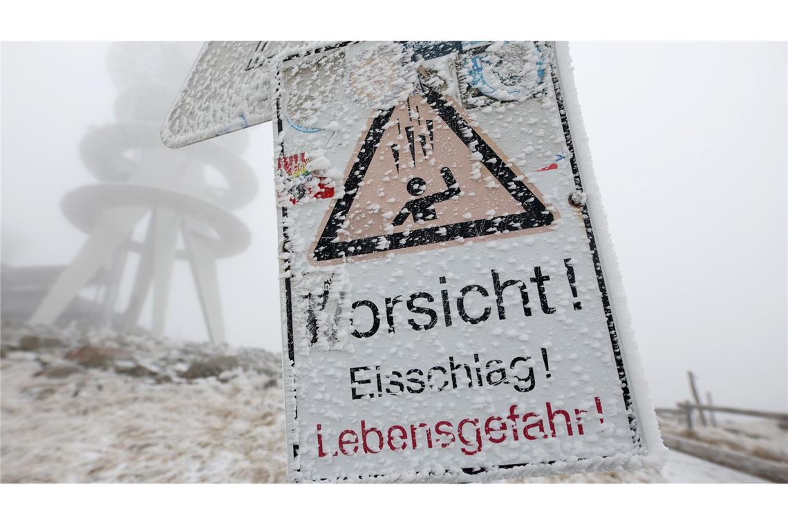 "Vorsicht Eisschlag" ist auf einem Hinweisschild auf dem Brocken zu lesen.