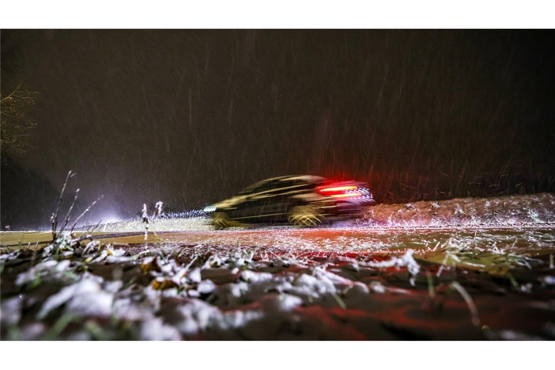 Glatter Morgen - Schnee und Eis bremsen Autos und Bahnen