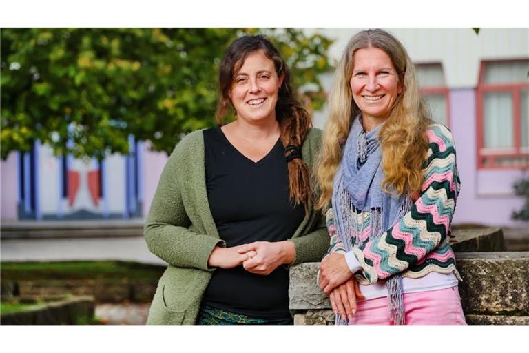 Vorständsmitglied Nicole Schäfer und die Geschäftsführererin Stefanie Paspa auf dem Hof der Waldorfschule Schwäbisch Hall.