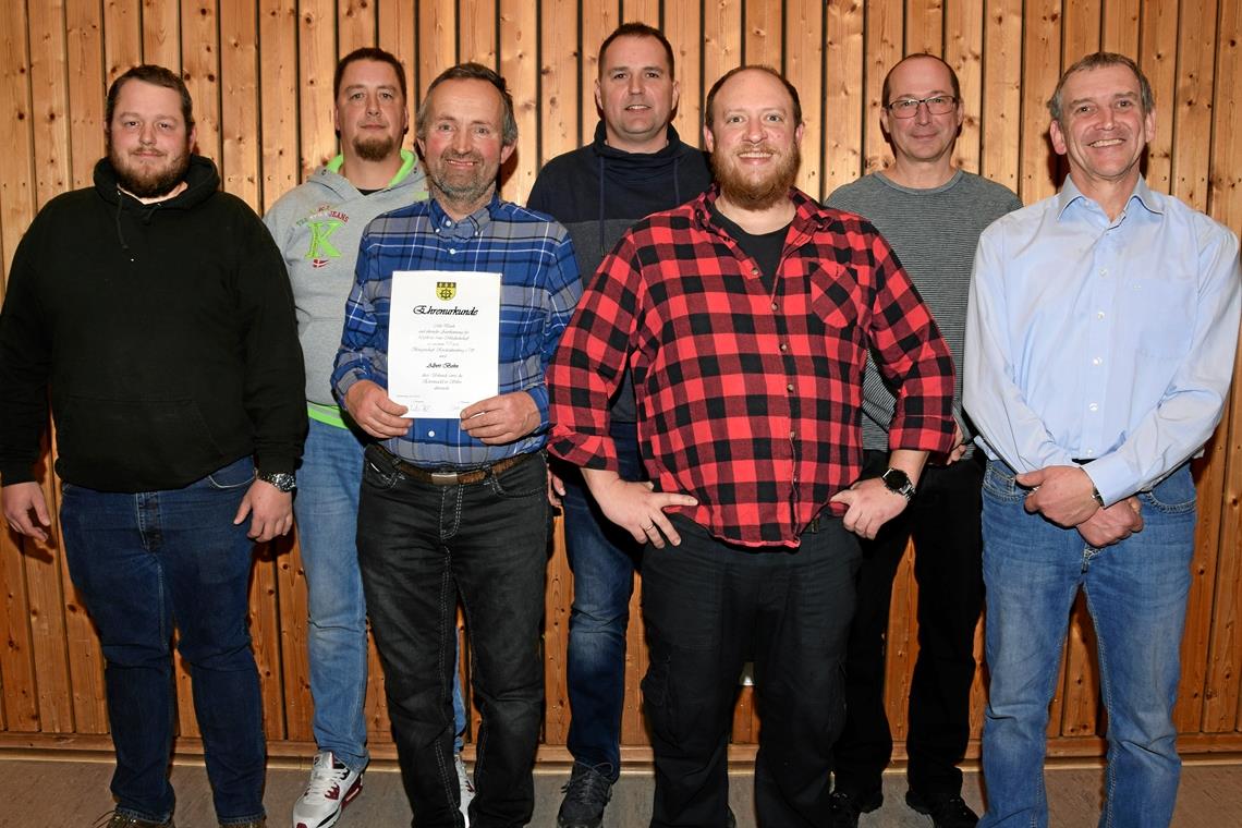 Der 90. Geburtstag des „Bädles“ steht an Vorstandsmitglieder mit einem Geehrten (von links): Christian Welz, Daniel Wiese, Albert Bohn, Andreas Pfeffer, Marco Schäfer, Frank Wischnewski und Martin Fritz. Foto: Elisabeth Klaper