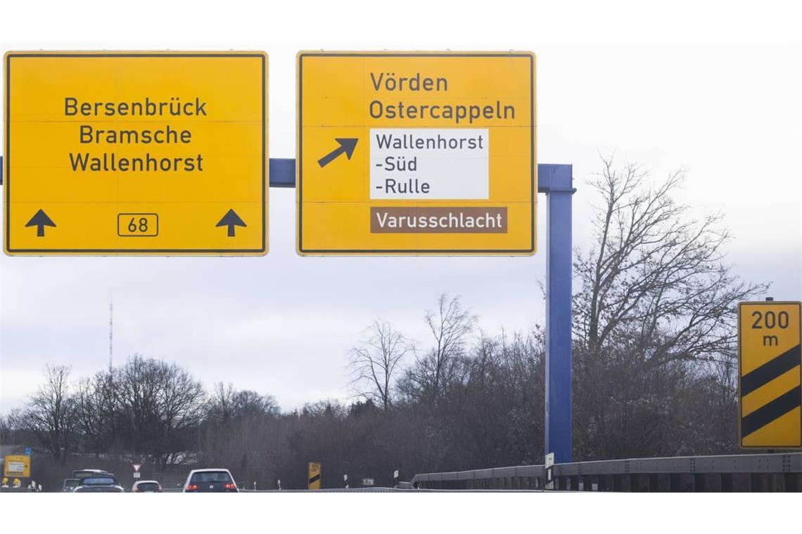 Vorwegweiser in Richtung Bersenbrück, Bramsche und Wallenhorst – sowie Abfahrt in Richtung Vörden Ostercappeln Wallenhorst -Süd - Rulle und der touristische Hinweis auf die Varusschlacht.