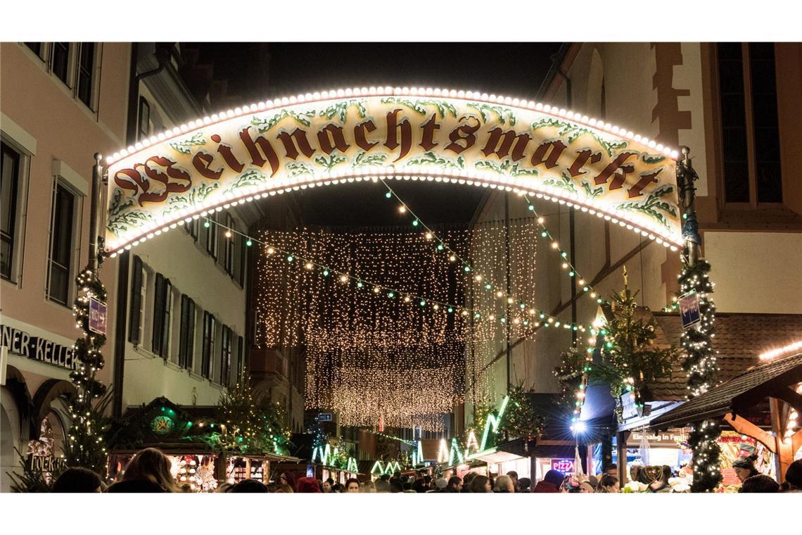 5 Tipps für einen Adventsausflug nach Freiburg Vorweihnachtliche Stimmung am Abend in der Freiburger Altstadt.