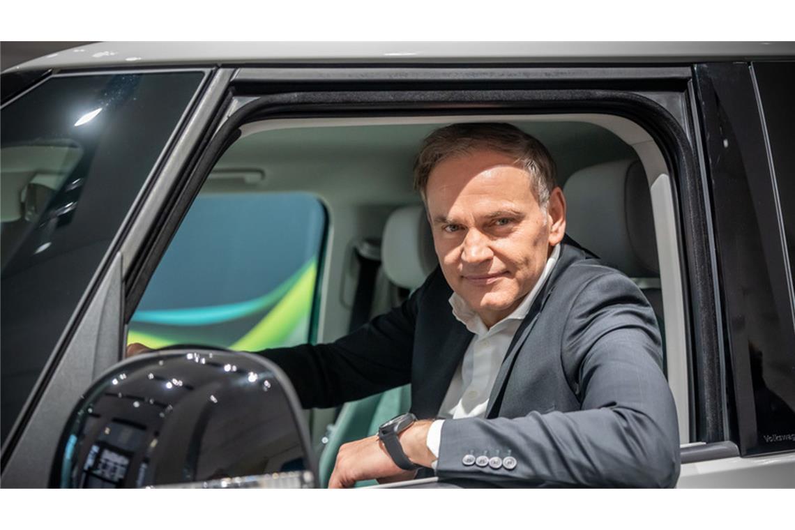 Der schwere Abschied von den Privilegien der VW-Beschäftigten VW-Chef Oliver Blume plant tiefe Einschnitte, um Kosten zu sparen.