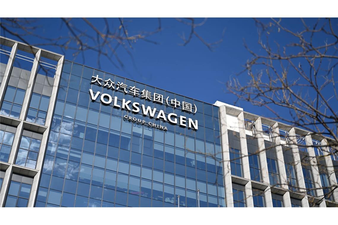 VW in China trennt sich von umstrittenem Werk in Xinjiang VW kooperiert seit langem mit dem Staatskonzern Saic.