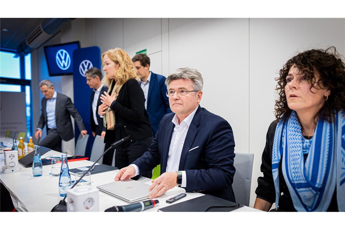 VW und IG Metall ringen weiter um Tarifeinigung VW-Verhandlungsführer Arne Meiswinkel (2.v.r.) ringt mit der IG Metall um einen Kompromiss im Tarifstreit. (Archivfoto)