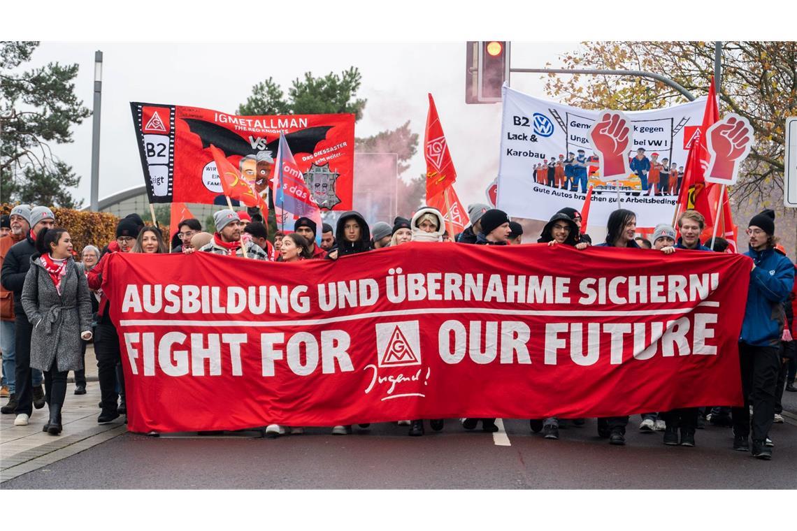 VW-Chef hält an Schließung von Fabriken fest VW will weiter Werke schließen.