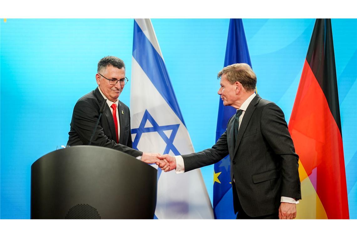 Wadephul an Israel: Weitere Waffenhilfe und scharfe Kritik Wadephul (CDU) wird beim Treffen mit seinem israelischen Amtskollegen Gideon Saar deutlich.