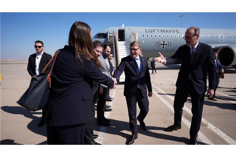 Wadephul zurückhaltend bei rascher Rückführung von Syrern Wadephul reist als Außenminister erstmals nach Syrien.