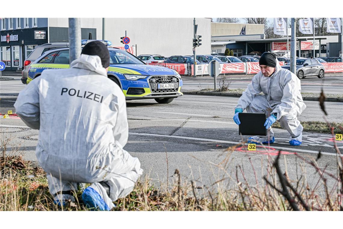 Während das Opfer im Krankenhaus um sein Leben kämpft, werden am Tatort Spuren gesichert.