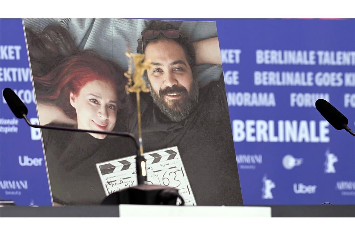 Regie-Duo wegen Berlinale-Films im Iran zu Haft verurteilt Während der Berlinale 2024 stand ein Foto der beiden Regisseure Maryam Moghaddam (links) und Behtash Sanaeeha bei der Pressekonferenz zum Film "Keyke mahboobe man" (englischer Titel: "My Favourite Cake") neben den leer gebliebenen Plätzen auf dem Podium.