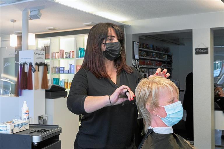 Während der Coronapandemie hat Friseurmeisterin Niki Kogiou einige Einschränkungen hinnehmen müssen. Archivfoto: Jörg Fiedler