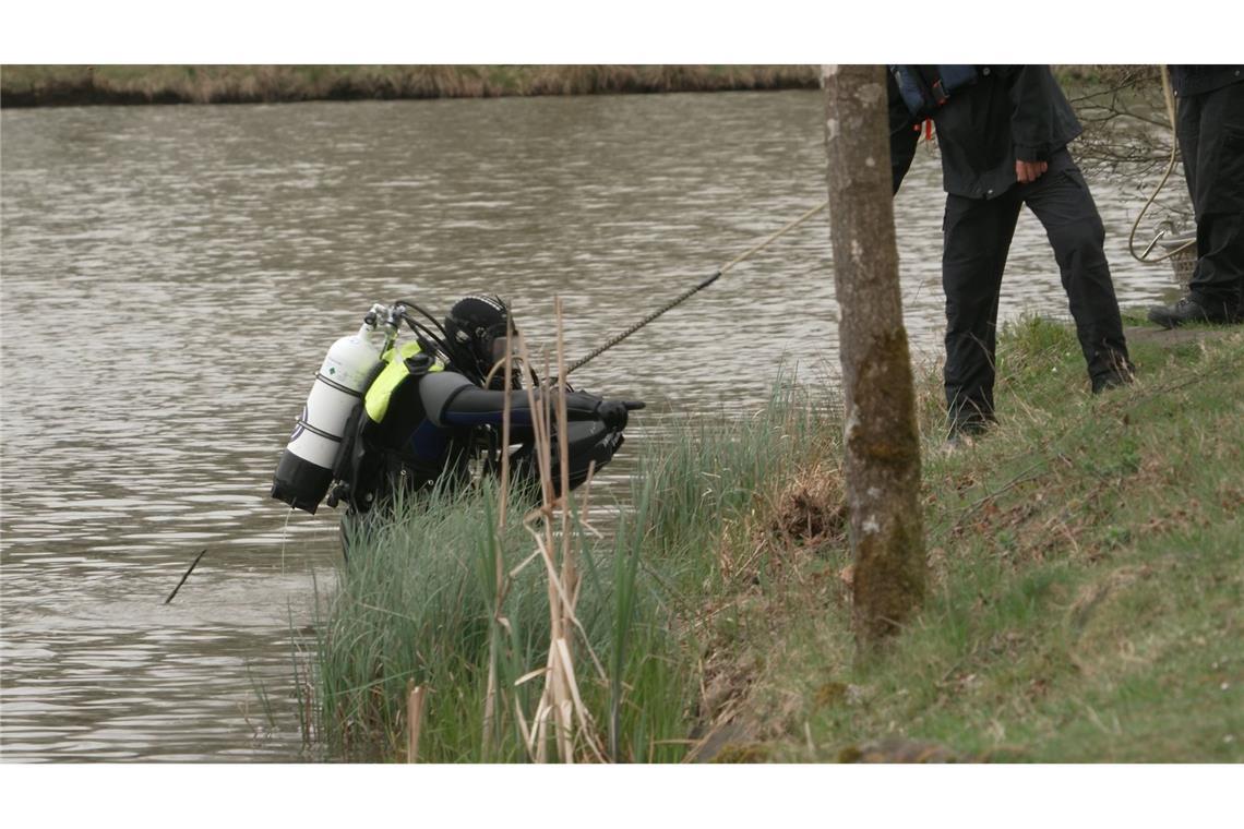 Während der großangelegten Suche kamen auch Taucher zum Einsatz. (Archivbild)