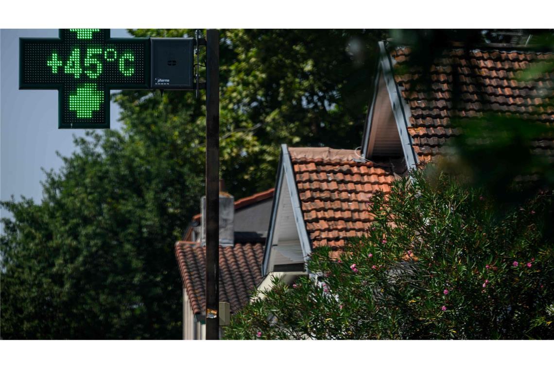 Während der Hitzewelle in Frankreich zeigt ein Apothekenschild eine Temperatur von 45 Grad in Toulouse im Südwesten des Landes an. (Archivbild)