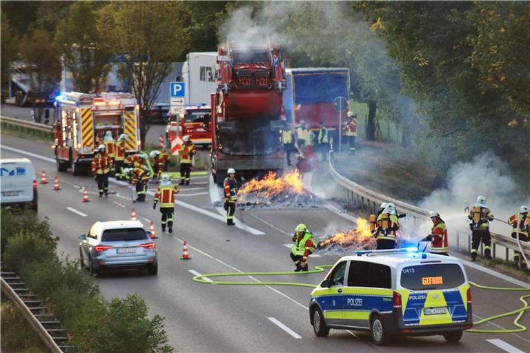 Während der Löscharbeiten war die B29 in Fahrtrichtung Aalen mehrere Stunden halbseitig gesperrt. Foto: 7aktuell.de/Kevin Lermer