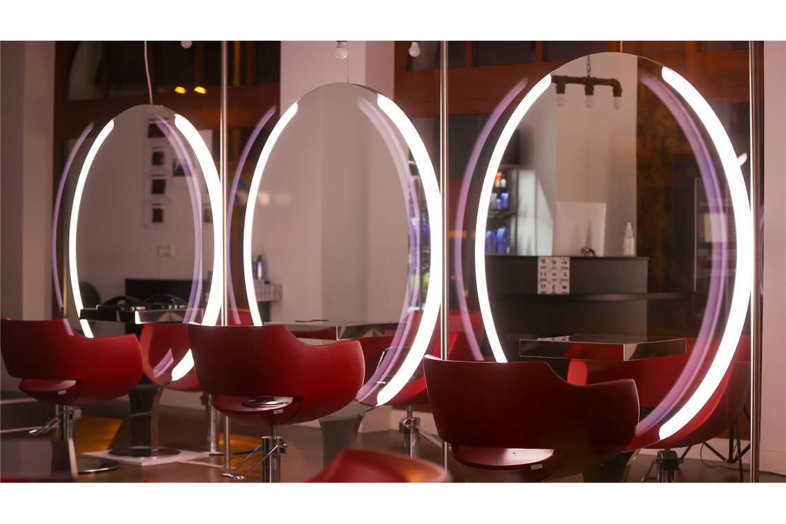 Während der Pandemie waren Friseursalons zeitweilig geschlossen, teilweise durften sie nur unter strengen Auflagen öffnen. (Archivbild)