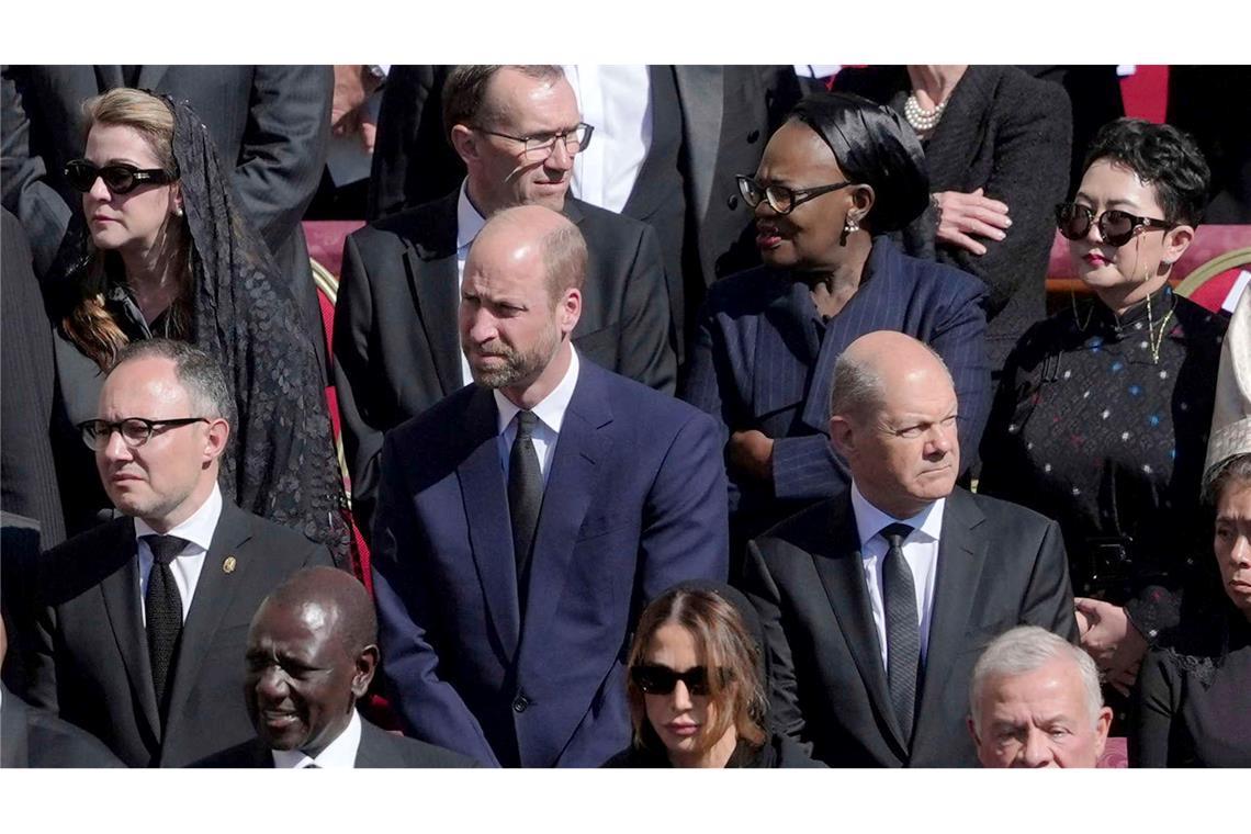 Scholz spricht am Rande der Papst-Trauerfeier mit Trump Während der Trauerfeier hatte Scholz einen Platz neben Prinz William.