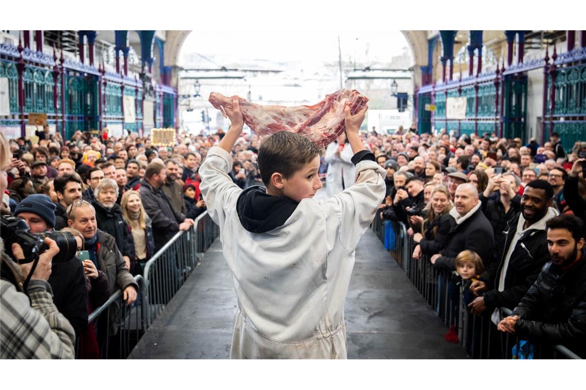 Bilder des Tages Während der Weihnachtsfleischauktion auf dem Smithfield Market in der Londoner City wird Fleisch ausgestellt. Die Händler versteigern ihr überschüssiges Fleisch öffentlich - eine Tradition, die schon seit gut einem Jahrhundert besteht.