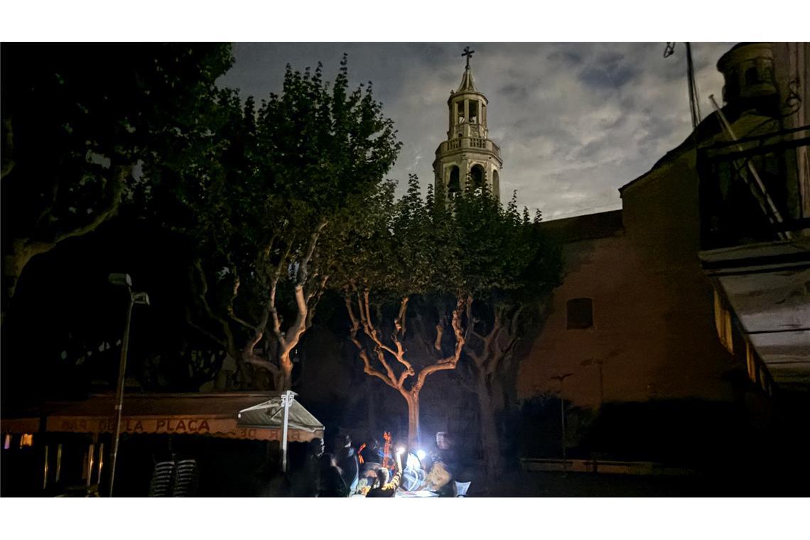 Bericht zum Blackout: Stufenweiser Ausfall vieler Anlagen Während des Blackouts sitzen Gäste eines Straßencafés in der Kleinstadt Premià de Mar bei Barcelona im Licht von Taschenlampen und trinken lauwarmes Bier. (Archivbild)