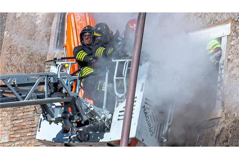 Während des Rettungseinsatzes der Feuerwehr stürzte ein weiterer Teil des Turms ein.