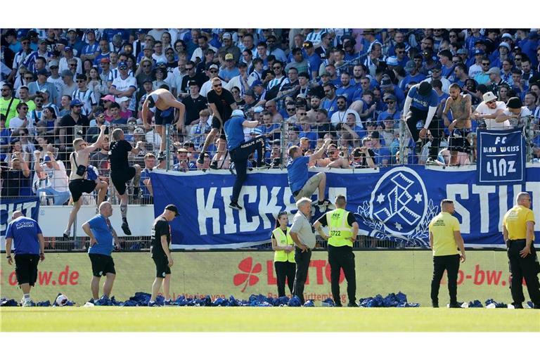 Während des WFV-Pokal-Spiels kletterten einzelne Kickers-Fans über den Zaun.