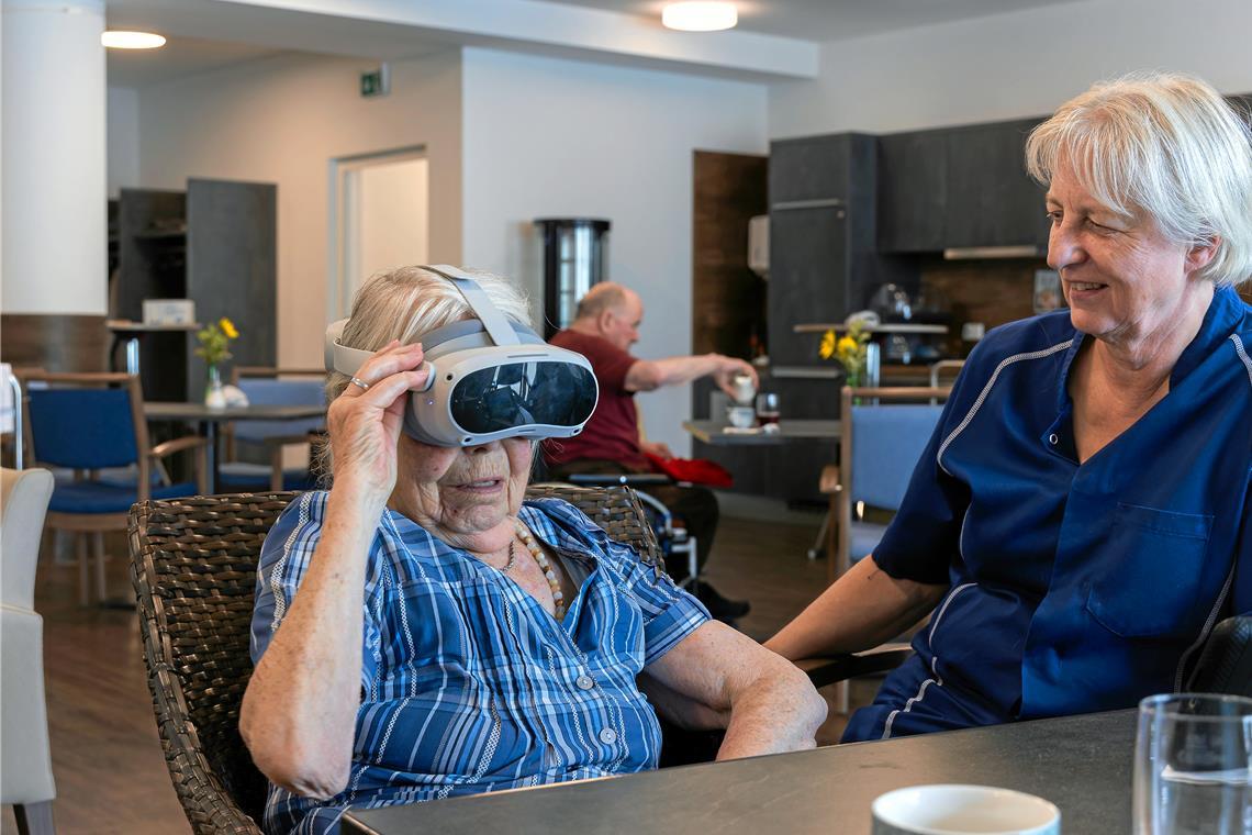 Senioren tauchen in virtuelle Welten ein Während eine Bewohnerin die VR-Brille testet, wartet Betreuungskraft Lydia, die ihren Nachnahmen nicht preisgeben will, gespannt darauf, was die Seniorin auf ihrer virtuellen Reise erlebt hat. Fotos: Jörg Fiedler