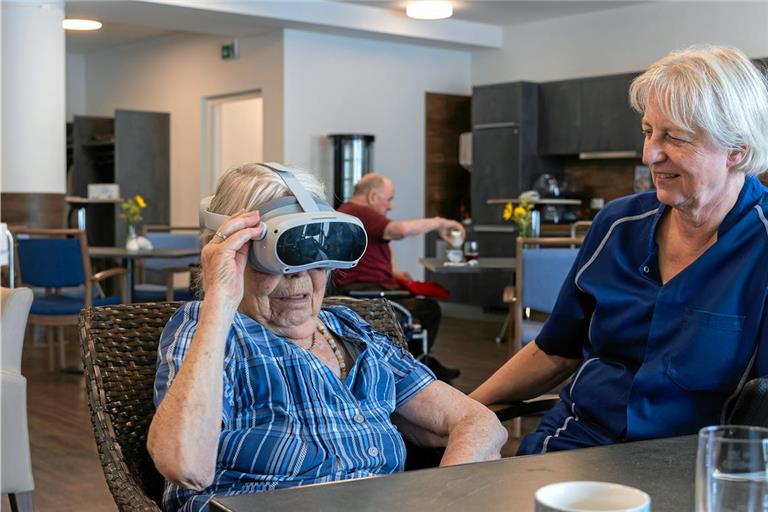 Während eine Bewohnerin die VR-Brille testet, wartet Betreuungskraft Lydia, die ihren Nachnahmen nicht preisgeben will, gespannt darauf, was die Seniorin auf ihrer virtuellen Reise erlebt hat. Fotos: Jörg Fiedler