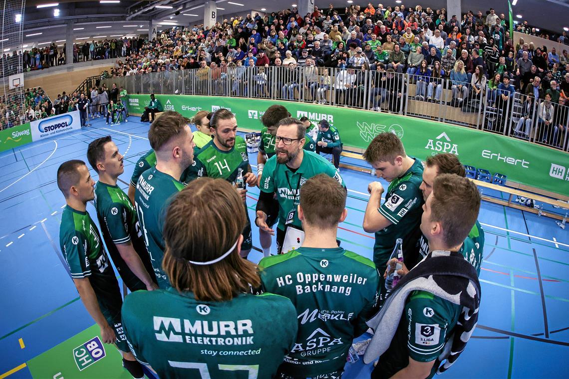 Das HCOB-Duell mit dem alten Rivalen ist auch ein Topspiel Während einer Auszeit beim ersten Heimspiel in der neuen Murrtal-Arena redet Stephan Just auf seine Spieler ein. Der HCOB-Trainer wird sein Team für die Partie in Pfullingen noch einmal heißmachen, um auch das letzte Spiel vor Weihnachten zu gewinnen. Foto: Alexander Becher