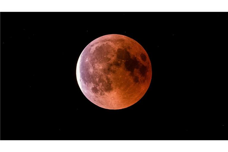 Während einer Mondfinsternis erscheint der Erdtrabant in rötlich-bräunlichen Tönen. (Archivbild)