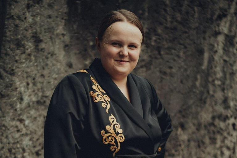 Während ihrer Zeit auf der Meisterschule entwirft und schneidert sich Maike Fiedler ein schwarz-goldenes Outfit mit Gürtel und von Hand eingearbeiteten Knöpfen. Fotos: privat