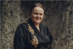 Während ihrer Zeit auf der Meisterschule entwirft und schneidert sich Maike Fiedler ein schwarz-goldenes Outfit mit Gürtel und von Hand eingearbeiteten Knöpfen. Fotos: privat