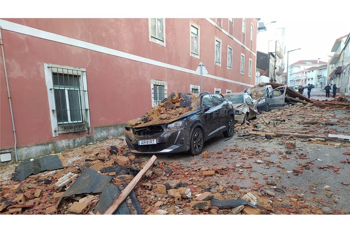 Während in Portugal die Aufräumarbeiten nach den Verwüstungen durch den Sturm "Kristin" noch in vollem Gange sind, bringen neue Sturmtiefs Wind und viel Regen.