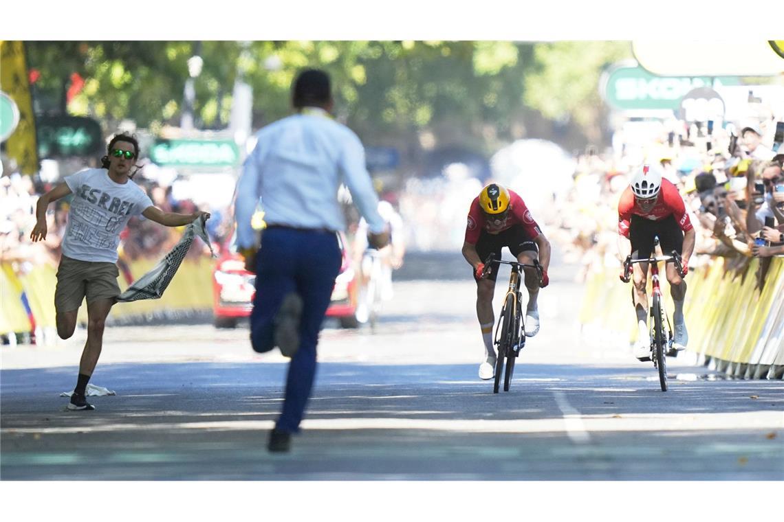 "Respekt": Pogacar stürzt und bedankt sich bei Konkurrenten Während Jonas Abrahamsen und Mauro Schmid (r) in Toulouse um den Sieg sprinten, läuft ein Flitzer (l) auf die Zielgerade.