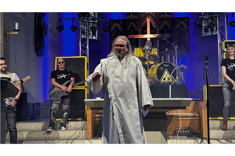 Während Mathias Fuchs in der Bruchsaler Kirche predigt, hält sich die Band „Metal Godz“ im Hintergrund bereit.