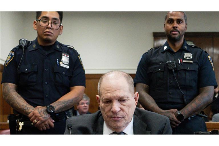 Während seines Wiederaufnahmeprozesses wegen Vergewaltigung und sexueller Nötigung erscheint der ehemalige Hollywood-Filmproduzent Harvey Weinstein vor dem Strafgericht in Manhattan in New York (Archivfoto).